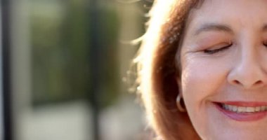 Açık hava güneşinin tadını çıkarmak, kısa saçlı, gülümseyen yaşlı kadın, kopyalama alanı. Mutluluk, rahatlık, yaşam tarzı, sağlık, doğa, neşe