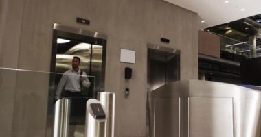Modern ofis binasında kart okuyucu kontrollü turnike kapı. Güvenlik, teknoloji, şirket, giriş, kimlik, otomasyon