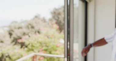 Pencereden dışarı bakan, olgun Afro-Amerikan bir adam evinden huzurlu manzaranın tadını çıkarıyor, uzayı kopyalıyor. Rahatlama, tefekkür, sükunet, dinginlik, farkındalık, yansıma