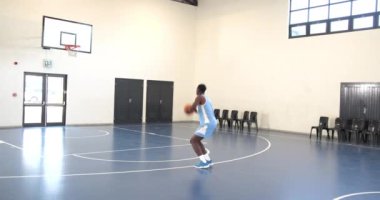 Spor salonunda basketbol oynayan Afrikalı Amerikalı erkek basketbolcu. spor, yaşam tarzı ve etkinlik.