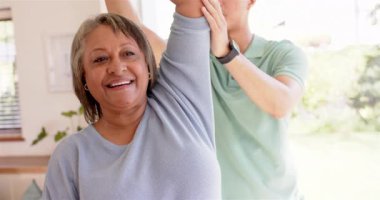 Klinikte kol esnetme egzersizi yapan yaşlı bir kadına yardım eden fizyoterapist. Fizyoterapi, rehabilitasyon, sağlık, sağlık, spor, fizik tedavi