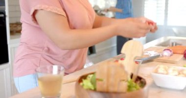 Mutfakta yemek pişirmek, iki farklı kadın arkadaş evde birlikte yemek hazırlamak. Hazırlık, takım çalışması, aşçılık, kaynaşma, yerli