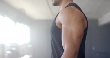 Spor salonunda egzersiz yapmak, spor salonunda egzersiz yapmaya odaklanmak, fotokopi çekmek. egzersiz, eğitim, sağlık, spor, güç, kaslar