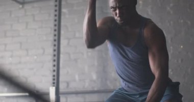 Savaş halatları, spor salonunda yoğun egzersiz yapan kaslı bir adam, spor yapmaya odaklanıyor. Fitness, egzersiz, eğitim, güç, yoğunluk, kararlılık