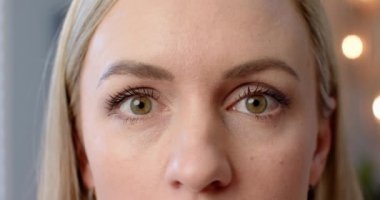 Kişinin yüzüne yakın çekim, gülümseyen ve doğrudan kameraya bakan. Portre, mutluluk, duygu, neşe, neşe, dostça