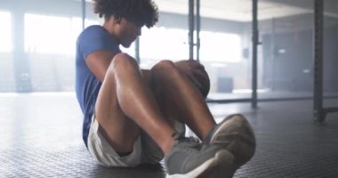 Spor salonunda egzersiz yapmak, sağlık topuyla mekik çekmek, spor yapmaya odaklanmak. Spor, antrenman, egzersiz, güç, çekirdek, kararlılık