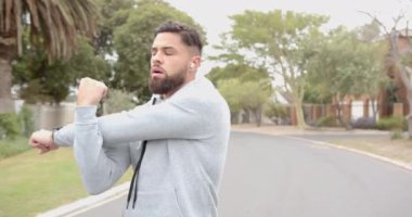 Açık havada egzersiz yapan, banliyö sokaklarında kapüşonlu kapüşonlu bir adam. Fitness, egzersiz, sağlık, aktif, yaşam tarzı