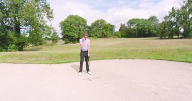 Golf oynayan ve golf sahasında golf oynayan erkek golfçü. Kopya uzayı. spor, yaşam tarzı, golf ve etkinlik