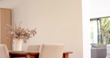Modern evde kurutulmuş çiçek vazosu ve bej sandalyeli yemek masası, fotokopi odası. İç mekan, dekor, minimalist, mobilya, tarz, çağdaş