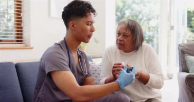 Eldivenli fizyoterapist içeride el egzersizlerinde yaşlı kadına yardım ediyor. Rehabilitasyon, sağlık, tıbbi, fizyoterapi, yaşlılar, tedavi