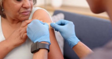 Sargı bezi uyguluyor, sağlık çalışanı okuldan sonra yaşlı bir kadına yardım ediyor. yardım, yaşlılar, hemşire, sağlık, destek