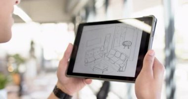 Ofiste tasarım tasarımı, dijital çizimler yapmak için tablet kullanan kişi. İç tasarım, yaratıcılık, teknoloji, çizim, planlama, çalışma alanı