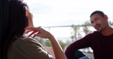 Dışarıda oturmak, çift olarak konuşmak, el ele tutuşmak, birlikte vakit geçirmek. Romantizm, bağlantı, mutluluk, sohbet, sevgi, ilişki