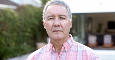 Gülümseyen son sınıf öğrencisi arka bahçede eğleniyor, rahat bir tişört giyiyor. Açık hava, rahatlama, rahatlama, mutluluk, yaşam tarzı, erkek