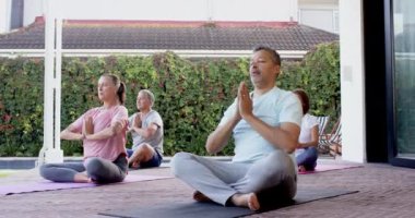 Yoga çalışıyorum, kıdemli arkadaşlar açık havada minderler üzerinde meditasyon yapıyorlar. Sağlık, zindelik, meditasyon, farkındalık, rahatlama, egzersiz