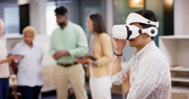 İş arkadaşları arka planda tartışırken sanal gerçekliği VR kulaklıkla keşfetmek. Teknoloji, yenilik, takım çalışması, tartışma, işyeri, iç içe