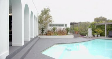 Yüzme havuzu ve yemyeşil yeşilliği olan modern bir bahçe, rahatlama için mükemmel, kopyalama alanı. Açık hava, havuz kenarı, bahçe, huzur, lüks, peyzaj