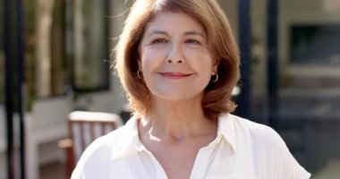 Açık havanın tadını çıkarmak, gülümseyen kadın mutlu ve doğada rahat görünüyor. Rahatlama, mutluluk, rahatlık, açık hava, huzur, yaşam tarzı.