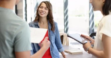 İç tasarım tartışmaları, modern ofiste tabletle işbirliği yapan çok ırklı meslektaşlar. İşbirliği, takım çalışması, beyin fırtınası, teknoloji, dijital, toplantı