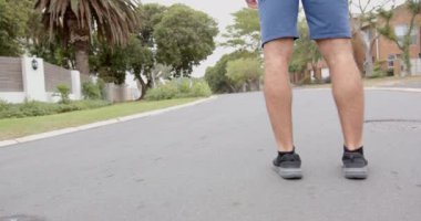 Banliyö sokaklarında koşan, spor yapan, açık havada egzersiz yapan, fotokopi çeken bir adam. Koşu, fitness, egzersiz, atlet, kardiyo, aktif