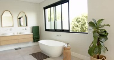 Serbest küvetli modern banyo, çift lavabo kibri ve geniş pencere, fotokopi alanı. iç tasarım, dekor, lüks, ferah, çağdaş