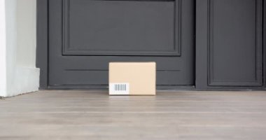 Paket teslimatı alınıyor. Evin girişinden bir adam kutuyu alıyor. Kopya alanı. kurye, kapı eşiği, lojistik