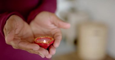Geleneksel Hint bayramı olan Diwali 'yi evde kutlayan kişi. Kutlama, Diwali, kültür, maneviyat, aile, ışıklar
