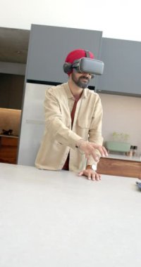 Dikey video: VR kulaklık kullanan türbanlı adam mutfaktaki sanal çevreyle etkileşime giriyor. Sanal gerçeklik, teknoloji, fütüristik, yenilik, etkileşimli, yaşam tarzı