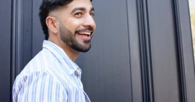 Arkadaşlar birbirlerini beşlikle selamlıyor, içeride birlikte vakit geçiriyorlar. Arkadaşlık, birliktelik, bağlılık, kutlama, mutluluk, eğlence.