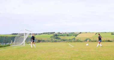 Kadın futbolcular, yürüme, topa tekme atma ve pas pratiği, fotokopi alanı. spor, yaşam tarzı, takım çalışması, futbol ve etkinlik