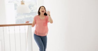 Birbirlerine sarılıyorlar, Asyalı büyükanne ve torun evde duygusal bir an paylaşıyorlar. Arkadaşlık, destek, rahatlık, bağ, birliktelik, samimiyet.