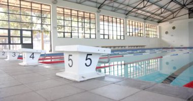 Kapalı yüzme havuzunda başlangıç blokları ve şeritleri yarışmaya hazır, kopyalama alanı. Aquatic, spor, fitness, eğitim, atletizm