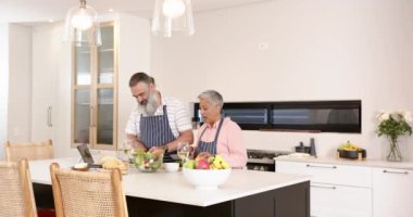 Taze malzemelerle yemek hazırlamak, modern mutfakta birlikte yemek pişirmek, fotokopi odası. Beraberlik, yemek hazırlama, sağlıklı beslenme, yaşam tarzı, aşçılık, taze yemek.