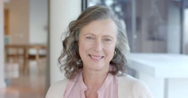 Gülümseyen, tatilden zevk alan, gülen ve kapalı alanda kameralara bakan son sınıf öğrencisi kadın. Kahkaha, neşe, mutluluk, rahatlama, boş zaman, yaşlı, değişmemiş, yavaş çekim