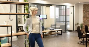 Modern bir ofiste sıradan iş kıyafeti giymiş düşünceli bir kadın. profesyonel, düşünceli, kurumsal, idari