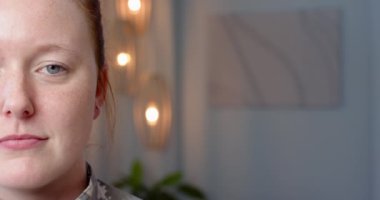 Gülümseyen kadın, pozitif tavır sergiliyor, mekanı kopyalıyor. Laboratuvar, protez, pozitiflik, sağlık, yenilik, teknoloji