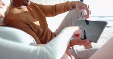 Tablet tutmak, doğmamış bebeğin ultrason görüntüsünü birlikte görmek. Hamilelik, ebeveynler, beklenti, sağlık, teknoloji, bağlanma
