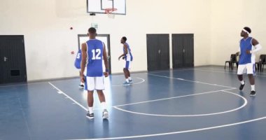 Çok ırklı erkek basketbol oyuncuları antrenman yapıyor, basketbol oynuyor, pas atıyor ve spor yapıyor. spor, yaşam tarzı ve etkinlik.