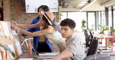 İç dizayn projesinde işbirliği yapmak, çok ırklı ekip dizüstü bilgisayardaki planları gözden geçirmek. İşbirliği, takım çalışması, işyeri, planlama, yaratıcı, beyin fırtınası