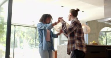 Birlikte dans ediyorlar, lezbiyen çift evdeki modern mutfakta eğleniyorlar. Yaşam tarzı, mutluluk, rahatlık