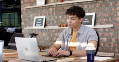 Video görüşmesinde, dizüstü bilgisayarda çalışırken modern ofiste iç tasarım projesini tartışan bir adam. Çalışma alanı, takım çalışması, beyin fırtınası, toplantı, işbirliği, yaratıcılık