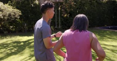 Fizyoterapist son sınıf kadınına bahçe dekorunda yardımcı oluyor. yaşlılar, sağlık, yardım, rehabilitasyon, sağlık hizmetleri