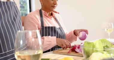 Sebze doğrama, mutfakta birlikte yemek pişirme, yemek hazırlığı yapma. Yemek hazırlama, yaşlılık, beslenme, sağlıklı beslenme, yaşam tarzı, birliktelik