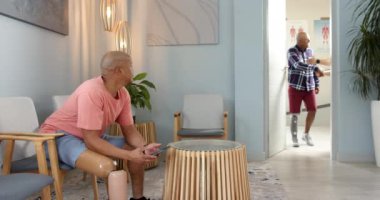 Protez laboratuvar ortamında birbirini kucaklayan iki adam. Arkadaşlık, protez, laboratuvar, teknoloji, destek, bağlantı