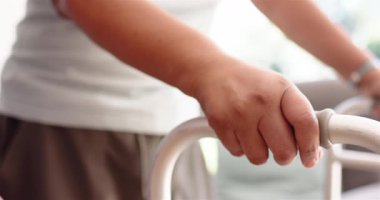 Fizyoterapi seansında yaşlı bir bayana yardım etmek, Walker 'ı tutan adam. Rehabilitasyon, sağlık hizmetleri, yaşlılar, destek, fizyoterapist, hareketlilik