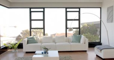 Beyaz kanepeli, geniş pencereli ve dekoratif elementli modern oturma odası, kopyalama alanı. İç mekan, tasarım, mobilya, modern ev, lüks