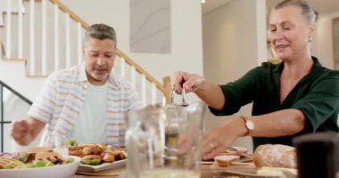 Son sınıf arkadaşları birlikte yemek yiyor, salata servisi yapıyor ve masada sohbet ediyorlar. Arkadaşlık, yemek, sohbet, toplanma, sosyalleşme, topluluk