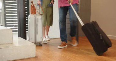 Bavul taşıyordu, kadın eve gitmeye hazırlanıyordu, günlük kıyafetler giyiyordu. paketleme, tatil, yolculuk, hazırlık, bagaj