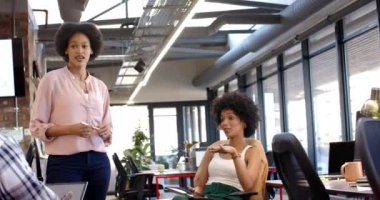 Çeşitli meslektaşlar modern bir ofiste fikirleri tartışıp beyin fırtınası yapıyorlar. Başlangıç ortamında iş ekibi çalışması, değiştirilmemiş, yavaş çekim