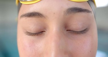 Yüzme şapkası takan, yarışmadan önce odaklanan yüzücü gözlerine yakın çekim. Yoğunluk, konsantrasyon, kararlılık, atlet, profesyonel, hazırlık